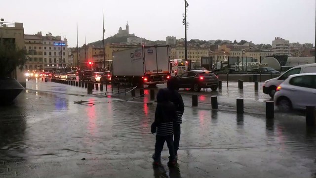 Marseille. Le Vieux-Port inondé. Circulation difficile
