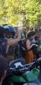 Protestas en Chile: un Policía lloró durante las marchas y los manifestantes lo abrazaron