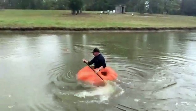 Cet homme récolte une courge géante de 413 kilos environ et la transforme en kayak