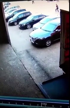 Ces employés qui transportent un écran plat vont se retrouver au chômage