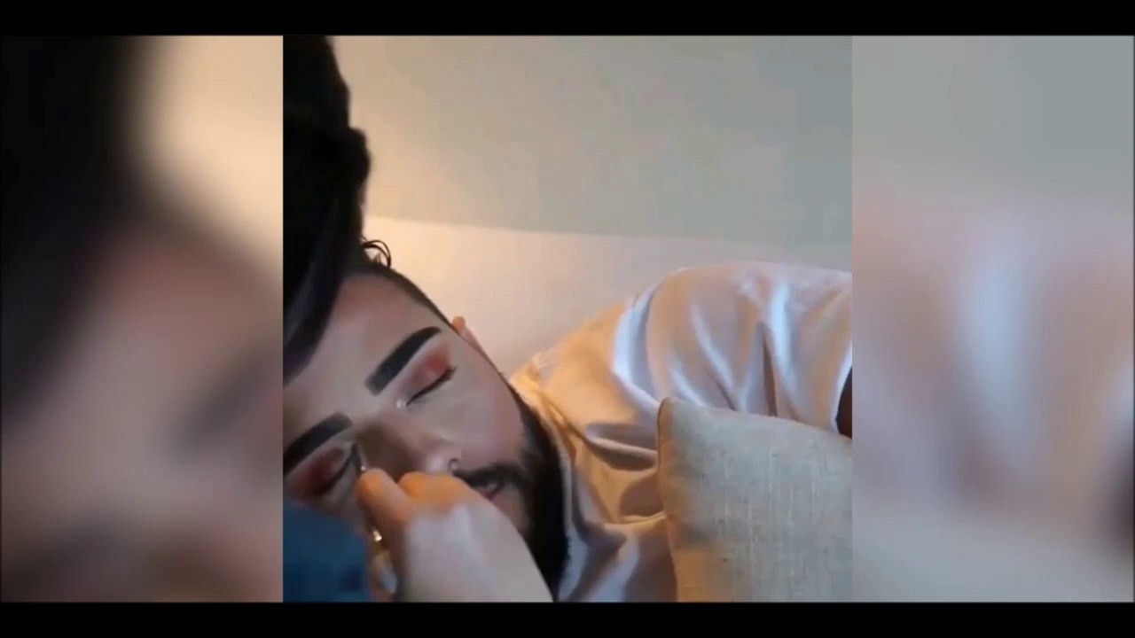 Elle va faire une belle blague à son copain endormi