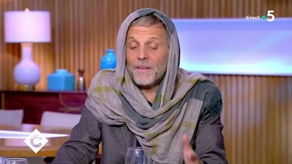 Stéphane Guillon, voilé sur le plateau de C à vous