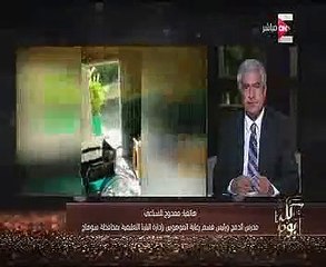 شاهد.. معلم بدرجة أب.. يحمل تلميذته من الكرسى المتحرك إلى السبورة