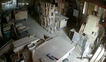 Güpegündüz elini kolu sallaya sallaya iş yerini soydu