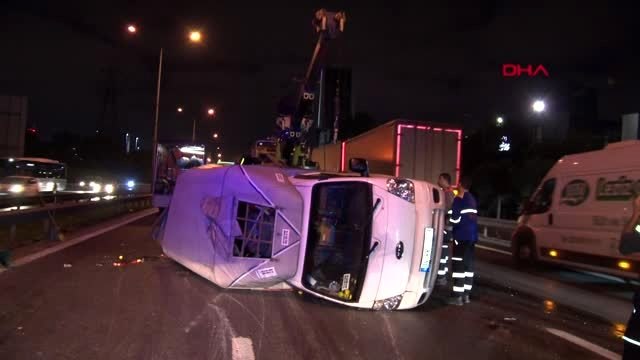 Basın ekspres yolu'nda kamyonet devrildi 2 yaralı