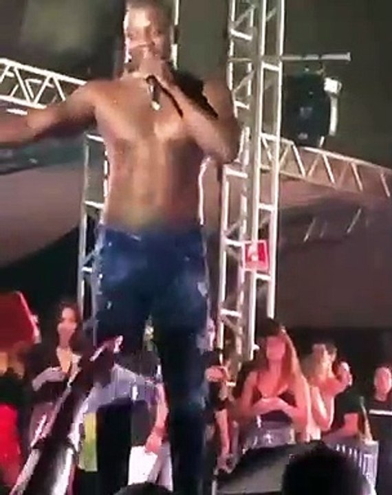 Akon se fait voler sa chaîne en plein concert
