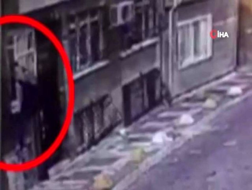 "Örümcek adam" gibi duvara tırmanan hırsız kamerada