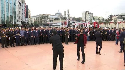 下载视频: 29 Ekim Cumhuriyet Bayramı'na doğru - Taksim Cumhuriyet Anıtı