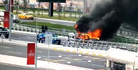 Descargar video: İstanbul Havalimanı'nda seyir halindeki VIP araç alev alev böyle yandı