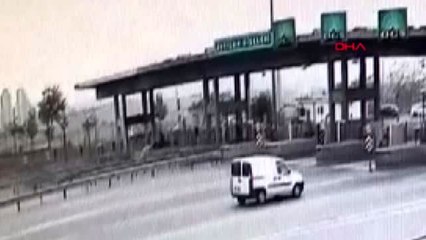 Esenyurt'ta meyve yüklü kamyon gişelere çarpma anı kamerada