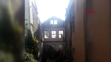 Fatih'te metruk bina çöktü