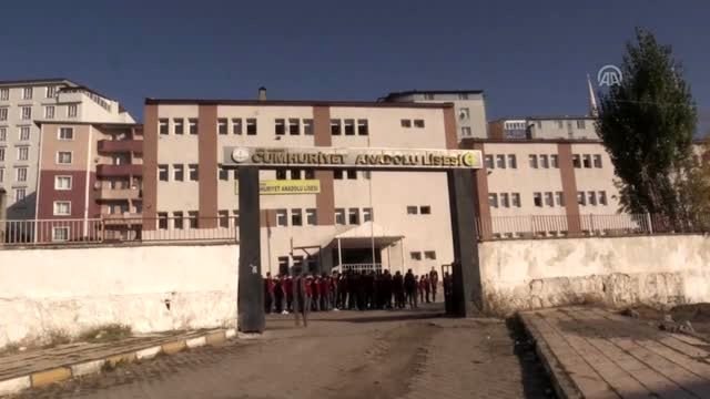 Ağrılı öğrencilerden ay yıldızlı koreografi