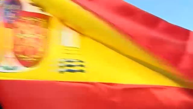 Un grupo de franquistas aguardan la llegada del féretro a las puertas del cementerio de Mingorrubio