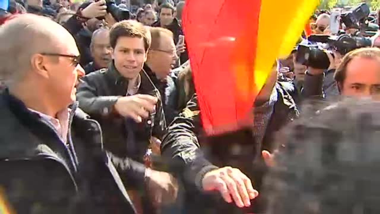 Tejero, recibido con gritos de apoyo en el cementerio de Mingorrubio