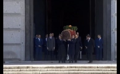 下载视频: Los familiares del dictador Francisco Franco sacan el féretro de la basílica del Valle de los Caídos