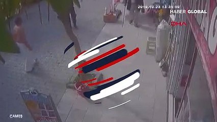 Sokak ortasında bir anda kendini jiletlemeye başladı