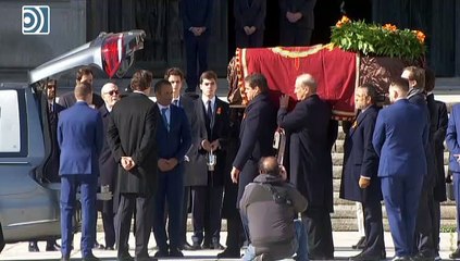 Los familiares de Franco sacan a hombros el féretro del Valle de los Caídos