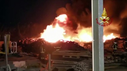 Terme di Vigliatore (ME) - Incendio di un deposito all'aperto di bobine elettriche -2- (24.10.19)