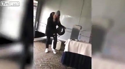 Regardez la galérer avec son enrouleur de rallonge électrique LOL