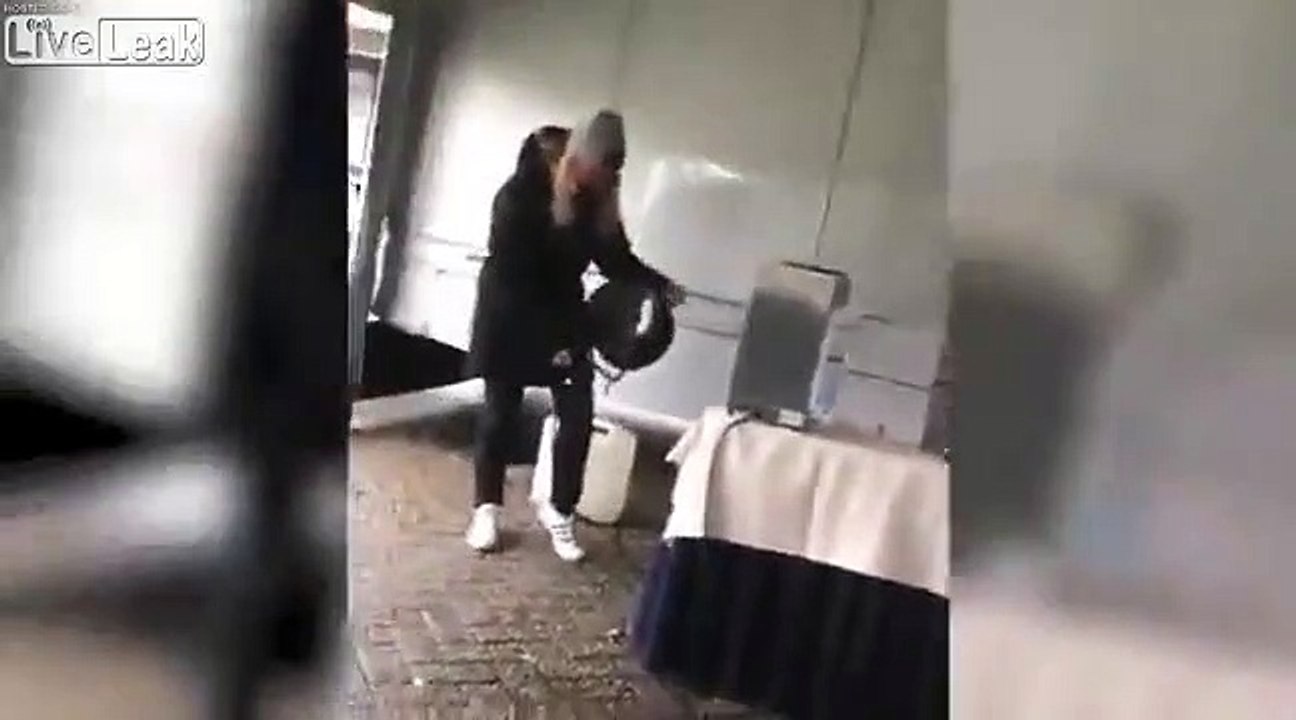Regardez la galérer avec son enrouleur de rallonge électrique LOL