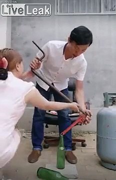 Il fait tenir une bonbonne de gaz en équilibre sur une bouteille de bière