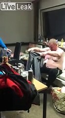 Ivre il confond un pantalon avec un sweatshirt !