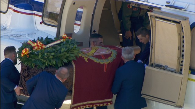 El féretro entra al helicóptero que traslada los restos al cementerio