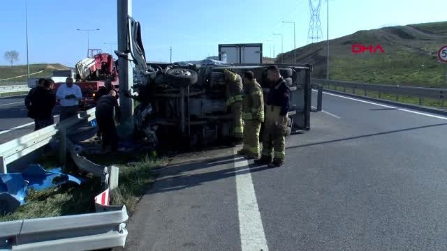 Kuzey marmara otoyolu'nda kamyonet devrildi