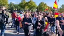 Los manifestantes contra la exhumación suben rezando hasta la puerta del cementerio de Mingorrubio