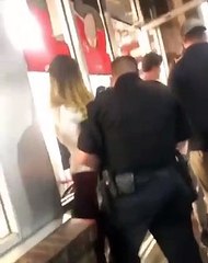 Une blonde chauffe un policier qui veut l’arrêter