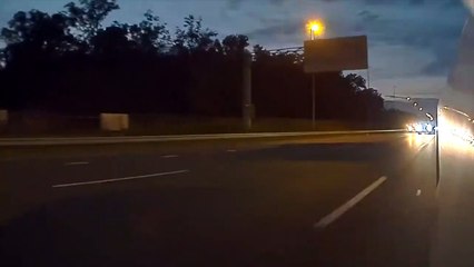 Un motard percute une voiture par l’arrière et accuse le conducteur, c'est con, c’était une Tesla