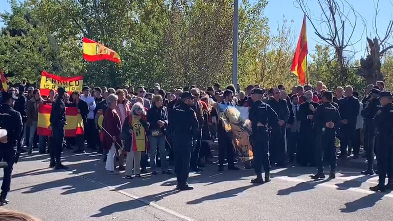 Oraciones por Franco a las afueras del cementerio de Mingorrubio