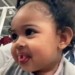 So cute ! Le rire de ce bébé est juste contagieux; du baume au cœur