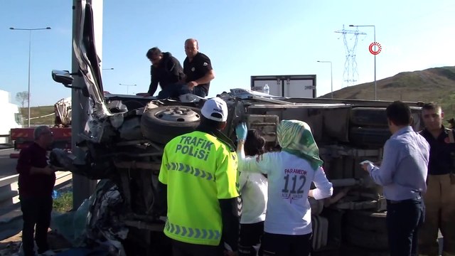 Devrilen kamyonetin üzerinde ambulans bekledi