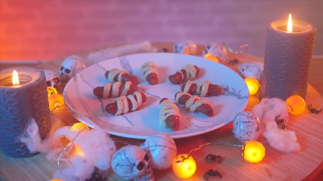 Recette d'Halloween : Main de saucisses et momies de saucisses