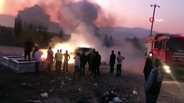 Park halindeki lüks araç mezarlıkta alev aldı