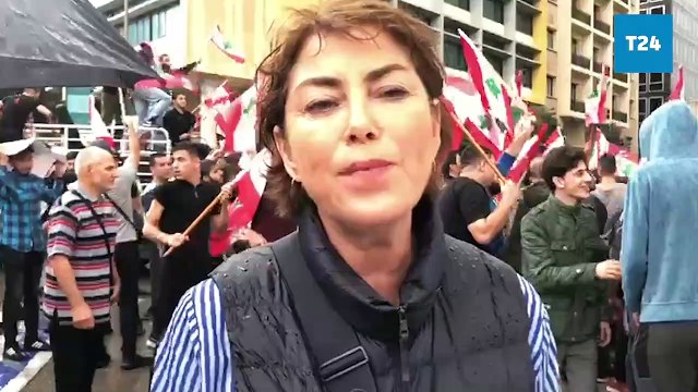 Göstericiler marşlar söyleyerek, dans ederek hükümetin istifasını istiyor