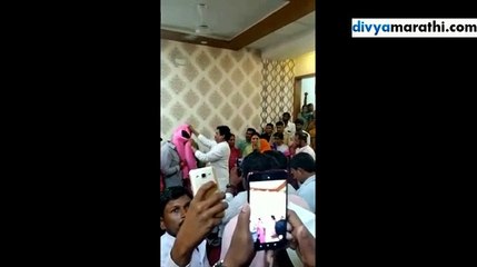 रोहित पवारांनी जिंकली मनं...! विजयानंतर घेतला राम शिंदेंच्या आईचा आशिर्वाद