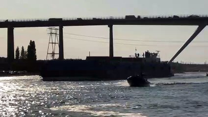 Un convoi maritime ITER  passe par le Canal de Caronte à Martigues