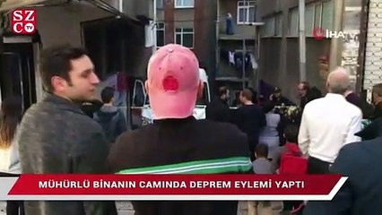 Mühürlü binanın camında deprem eylemi yaptı