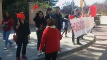 Chinos se enfrentan a independentistas catalanes a las puertas de su embajada en Barcelona