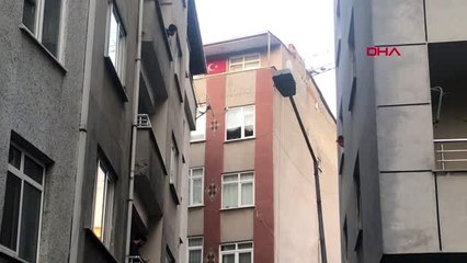 İstanbul-şişli'de mühürlü binadaki dairesine giren kadın cama çıkarak, eylem yaptı