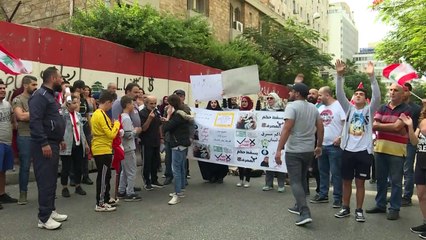 الرئيس اللبناني مستعد للقاء ممثلين عن المتظاهرين ويلمح لتعديل وزاري