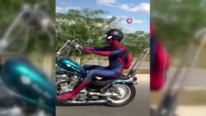Karayolundaki motosikletli "Örümcek Adam" görenleri böyle şaşırttı