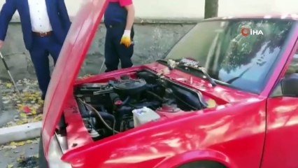 Araca saklanan yılanı itfaiye ekipleri çıkarttı