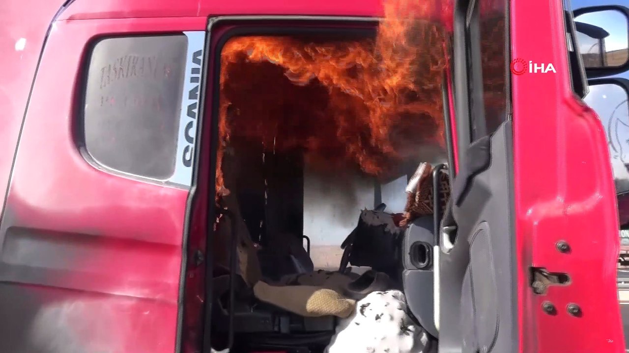 Alevler içinde kalan tırını ağlayarak söndürmeye çalıştı