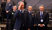 Bakan Akar, Barış Pınarı Harekatı'na tepki gösteren ülkelerin temsilcilerine NATO Karargahı'nda asker selamı verdi