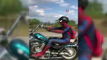 Karayolundaki motosikletli 'Örümcek Adam' görenleri böyle şaşırttı