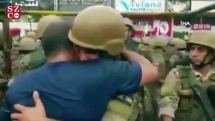 Lübnan’da protestocular ve askerler arasında duygusal anlar