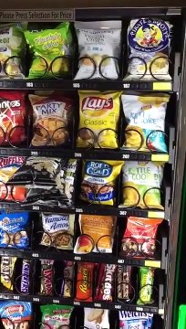 Il obtient 4 paquets de chips avec 1€ au distributeur